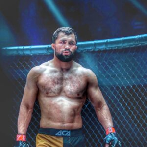 Faridun Odilov Instagram - Ассаламалейкум всем ✋🏻

-Дорогие дамы и господа все время там тут слышал разговоры этого гуся @daurenermekov01 что хочет со мной подраться . 
А когда касается дело , то он почему то молчит . И даже после своего боя , когда у него спросили забыл мое имя от волнения думаю 🤔 Тебе предлагают контракт лига @aca_mma  как мущина подпиши контракт и отвечай за свои слова .

- А если не он то готов разделит с ним @mysaev_93 клетку @aca_mma .
Никогда не выбирал соперников . Поэтому только газ 🔥 
@mysaev_93  но  в бою не до улыбки тебе будет дружище )
#толькогаз