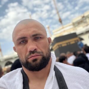 Faridun Odilov Instagram - С Братьями на святой земле.🕋
Поздравляю всех Мусульман в месяц Рамадан 🌙🌙🌙
Пусть Аллах простит все наши грехи и ведёт прямым путём,и введёт всех нас в Рай по милости своей 🤲🏼
#умра#каьба_мекке#рамадан#всевместе @team_bayonov