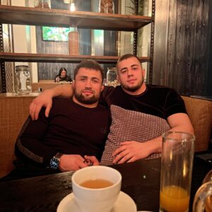 Faridun Odilov Instagram - Родные ❤️

Кто рядом есть и был без выгодных причин ☝🏽

Со временем все в нашей жизни меняется. Меняемся мы сами, наше окружение, друзья , братья , знакомые….
Все приходят и уходят. Все временно.
Всему и у всех есть срок) 

Но всю дорогу они были, и есть Альхамдулиллах 
#хамавактзиндаюсарбаландбошед❤️