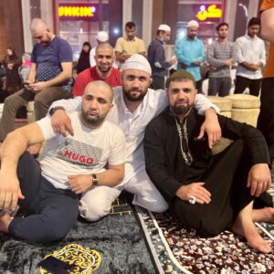 Faridun Odilov Instagram - С Братьями на святой земле.🕋
Поздравляю всех Мусульман в месяц Рамадан 🌙🌙🌙
Пусть Аллах простит все наши грехи и ведёт прямым путём,и введёт всех нас в Рай по милости своей 🤲🏼
#умра#каьба_мекке#рамадан#всевместе @team_bayonov