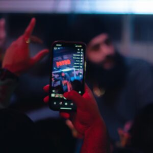 Fateh Doe Instagram - My first time performing in Winnipeg and it was spectacular. The missed flights and bad airbnb just made it more memorable 😅 (Watch the last slide to see me almost get trampled)

Toronto Thursday • NYC Saturday. 

📸 by @dilshaan8.raw 

Thank you @pannutharaj & @condor_style1