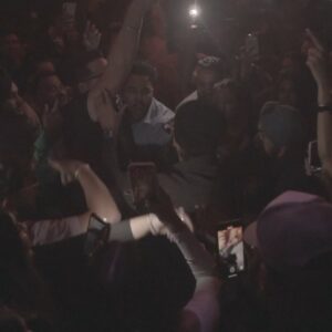 Fateh Doe Instagram - My first time performing in Winnipeg and it was spectacular. The missed flights and bad airbnb just made it more memorable 😅 (Watch the last slide to see me almost get trampled)

Toronto Thursday • NYC Saturday. 

📸 by @dilshaan8.raw 

Thank you @pannutharaj & @condor_style1
