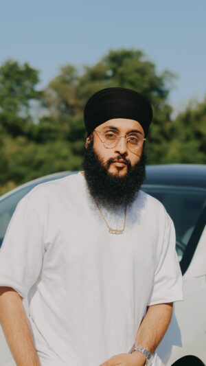 Fateh Doe Instagram - Be honest, we rocking with these glasses or nah? 👓

Still The Same W’ @himmatsandhu84 & @yeahproof out now

🎥 @qim.ca