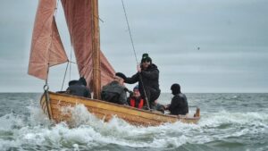 Fatih Akin Instagram - Yo no soy marinero, soy capitan @warnerbrosde @rialto.film @lararosa_f @annkrishomann @bravebuck @gordon_timpen (picture!) @maggi_mackuth @lena_prosteder @kwlindenlaub @steffenschierld @stefanvochezer #amrumfilm #amrum #amrumbuch #harkbohm