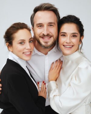 Fatih Artman Instagram - @episodedergi 

Röportaj : Özlem Özdemir @ozlemozdemir__ 
Fotoğraf : Ozan Balta @ozanbalta 
Styling : Yasemin Eke @yasemineke @porteristanbul Şeyda Sözüer @seydasozuer 
Saç : İbrahim jr @ibrahim.junior 
Makyaj : Melis İlkkılıç @melisilkkilic 
Styling Asistanları : Merve Güreş,Betül Dundar
Saç Asistanı : Mehmet İyi
Makyaj Asistanı : Hidayet Korkmaz
Stüdyo : Digioneplus @digioneplus