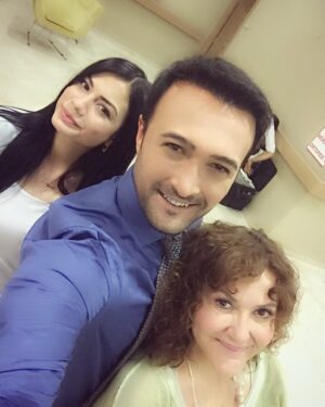 Fatih Ayhan Instagram - Çalışıyoruz biz :) İki çiçek bir böcek :) No 309 yakında Fox Tv de :)