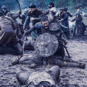 Fatih Ayhan Instagram - Bu akşam harika bir bölüm geliyor @kurulusdizisi saat 20:00 de ATV’de. @bozdagfilm @mehmetbozdag fotoğraflar yetenekli objektif @eceunsu 👊🏽