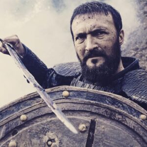 Fatih Ayhan Instagram - Bu akşam harika bir bölüm geliyor @kurulusdizisi saat 20:00 de ATV’de. @bozdagfilm @mehmetbozdag fotoğraflar yetenekli objektif @eceunsu 👊🏽