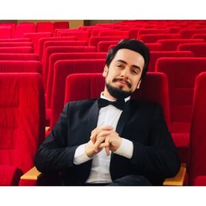 Fatih Doğan Instagram - #mutluyıllar 🙂 2018 gönlünüzden geçenleri getirsin sizlere...Saglık,huzur,mutluluk ve sanat dolu bir yıl olsun...Çocukların hep güldüğü ve savaşaların olmadığı nice seneler diliyorum...❄️🐞:) #yeniyıl #hoşgeldin2018 #istanbul #türkiye🇹🇷