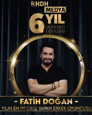 Fatih Doğan Instagram - Bu yıl ki 6.HdhMedya ödüllerinde,beni bu ödüle layık gören kıymetli Adanalılara ve Çukurova halkına teşekkür ediyorum🙏🏻 Büyük Ozanların,şairlerin,yazarların,sinema sanatçılarının yetiştiği bu güzel şehirden ödül almakta ayrı bir gurur 🙂 
.
.
#ödül #eniyierkekoyuncu #sinema #tv