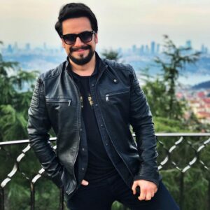 Fatih Doğan Instagram - Dogum günüm için arayan,güzel dileklerini ileten ve binlerce mesaj gönderen tüm yüreği güzel insanlara kalpten teşekkür ediyorum...iyiki varsınız...#fdfailesi size ayrıca teşekkürler 😊😎🐞🙏🎂🎉 Karantina dönemi dogum günüydü ama olsun sağlığımız yerinde olsun yeter...Ülkemiz ve Dünya bu zor zamanları çabucak atlatsın inşallah🙏 Hepimize sağlık ve huzur diledim dogum günümde...Sevgiyle kalın ve evinizde kalın... .
.
.
#dogumgunu #fatihdoğan #teşekkürler #mutluakşamlar #evdekal
