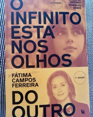 Fátima Campos Ferreira Instagram - Este ano cumpri a  promessa à minha Mãe.
“ Diz - lhes quem fomos”
Aos netos e bisnetos, aos vindouros, e acrescentava: 
“Diz- lhes que vou gostar de todos, mesmo sem nunca os conhecer”. 
Está na 7 edição. 
Dizem- me que tem ajudado a fazer o luto de alguns, ou a relembrar as raízes de tantos outros . 
Para mim é só a história de Amor da minha família .
Sem nada de extraordinário, e igual a tantas outras. 
A sístole e a diástole de ternura e tristeza . 
O retrato sociológico do País, e do tempo que me acolheu na infância .
Av da Liberdade Editores