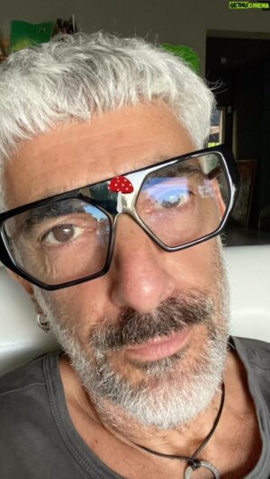 Favio Posca Instagram - El presente es el único momento que existe realmente , no hay otra opción en nuestro constructo de la realidad , por mas que creamos que si . Cuando nos decimos hay que vivir el presente, es solo una racionalización que hacemos para tratar de tranquilizar nuestra desesperada mente que va desde el pasado hacia el futuro, porque no soporta la simpleza que conlleva vivir .  Es normal, solo tenemos que ser conscientes de los implantes de nuestro primer universo, de nuestra educación , de lo que fuimos creyendo a personas que amábamos y seguramente nos amaban, pero desconocían  muchas cosas; generando en nosotros barreras , marcas , como si tuviéramos en nuestras cabezas un montón de grafitis descoloridos , con mensajes que obedecemos y defendemos con total convicción como si fueran nuestros , aunque no lo son.El amor desde un lugar distorsionado puede ser muy engañoso y contradictorio, de todas maneras echar culpas solo nos contamina aun mas, y no nos lleva a ningún puerto . El desapego nos hace ver las cosas con otro lente , la paradoja de poder distanciarnos para encontrarnos, y así rendirnos a nuestro Ser . Es una tarea que implica paciencia , perseverancia y sobre todo ganas , los destellos de quienes somos realmente , empiezan a vislumbrarse , el despertar trae emoción , paz ,felicidad , y lo mejor es que siempre estamos a tiempo , porque al fin y al cabo , todo es Amor. @symbiosisviedma 🍄@the_whole_istic_gangsta 🌬