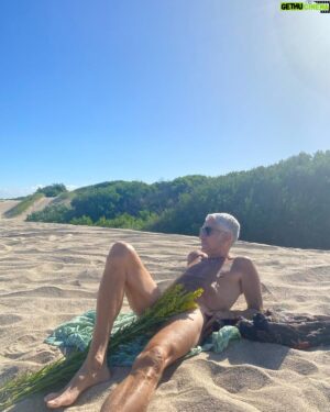 Favio Posca Instagram - Se puede ser libre en un mundo tan controlado? Si, por supuesto , de eso se trata, de encontrar esos lugares , esos momentos; es cierto que me encanta recuperar la inocencia de mi cuerpo real, sin ropas ni modas( aclaro que la naturaleza me tapa para que no me censuren como la foto del termo , recuerdan?) pero mas me gusta encontrarle la vuelta a la aburrida matrix, obvia y repetitiva, ese momento de libertad en donde el viento cálido te roza el cuerpo , es ahi donde me separo del rebaño sin que nadie se entere, es ahi donde me siento y me reconozco en mi verdadero Yo Soy.
Otra vuelta que encontré para liberarme y sentir, es arriba del escenario  creando mis shows; donde en un mil por mil soy yo; haciendo lo que realmente amo sin limitar la transmutación, es por eso que nunca me voy  a cansar de agradecerles a ustedes por estar siempre , por empatizar y disfrutar cada minuto del encuentro. Se que estoy  muy corrido de lo establecido, siempre fue así mi arte y no podría ser de otra manera; lo hermoso es sentir que no estoy solo, ese reconocimiento me impulsa a seguir creando.
Se termina esta intensa y espectacular temporada 2024 en @chauvin.mardelplata quedan las ultimas funciones , pero en verdad esto recién comienza ya les iré contando ♥️🍄
