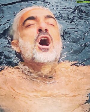 Favio Posca Instagram - Hoy me perdí en la alegría de saber que nunca voy a pertenecer a lo establecido, me abandone y me deje llevar por las aguas. Escuche la potencia vocal de un pajarito infimo, haciéndose escuchar entre el canto de otros pájaros y me reí admirándolo, me di cuenta de el origen de la tristeza en mi, supe que aparece cuando me olvido de quien soy, esto de quererlo  todo aun sabiendo la distorsión que causa en mi, poniéndole el volumen muy bajo a la voz de mi Ser, solo para satisfacer la voracidad incansable del ego, como cuando el enchufe no entra en el toma pero seguís intentando, entonces ? Me calmo , me reconozco , me doy cuenta lo hermoso que es sentir Amor por la Vida en mi, sin presión, sin tiempo, solo existir , confiando , sin estar a la defensiva ;un guerrero no necesariamente tiene que ir todo el tiempo con la espada desenfundada, confío en que lo amoroso puede ir de la mano de la potencia , el poder del Amor. ❤️⭕️🍄🌬 @symbiosisviedma @the_whole_istic_gangsta