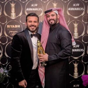 Fayez Bin Jurays Instagram - الحمدلله وبفضل الله فزنا بجائزة الوجة الجديد 😍👑🌟
شكراً لك من ساهم ودعمني 🤍🤍
After a very long road 
I could say today I am an award winner ( raising star ) alhamdllah 
WE DID IT !!