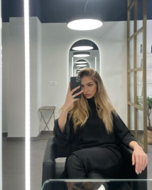 Federica Lucaferri Instagram - Da Milano, anzi da Atelier Milano with love ❣️ 

@davide_cdc
@ateliermilano_cdc 

Si, sono partita da Roma apposta per andare a fare il retouch del Degradè Conseil e un super trattamento ristrutturante. Swipe ultime due foto per vedere come li avevo. Ora sono felice ✨
