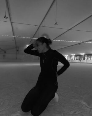 Federica Lucaferri Instagram - Skills principali: cadere da ferma @martiregi ⛸️❄️🤍