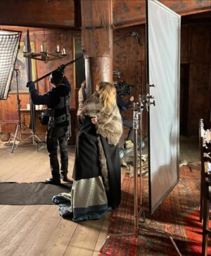 Federica Lucaferri Instagram - LUCREZIA. 

in “GUILTY REBEL” - tratto dallo “Stupro di Lucrezia” di William Shakespeare🎬🤍 
un set complicatissimo e freddissimissimo, povera me sorridente sulla neve e inconsapevole che mi sarebbe venuta una bella polmonite, però che bello che bello che bello ✨