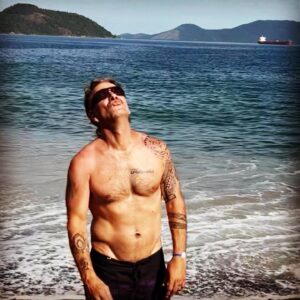 Federico Amador Instagram - Brasil país hermano!!
Tus playas, tu música, tu futbol, tu selvaaaaa❤️🌴☀️🏝🇧🇷🌊🌿🌈
.
Gracias por ser tan bello!! Gracias naturaleza por ser tan cautivante!!💚
.
De paso alguien adivina mi tatuaje? Pista:es el ser vivo más hermoso del mundo, gracias a él me hice naturalista desde chiquitito❤️
.
@clubmedriodaspedras 
#Brasil #praia #selva #amazonas #neymar