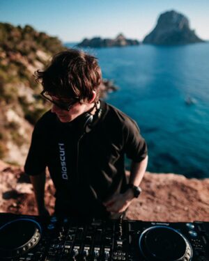 Federico Costantini Instagram - Premiered by @edxmusic my new track SAVE ME is coming out this Friday. 
Here are a few shots from my epic live session in Es Vedrà 🌊

@sirupmusic 
@pinkstarrec 
@kontorrecords