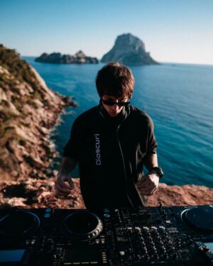 Federico Costantini Instagram - Premiered by @edxmusic my new track SAVE ME is coming out this Friday. 
Here are a few shots from my epic live session in Es Vedrà 🌊

@sirupmusic 
@pinkstarrec 
@kontorrecords