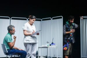 Federico Olivera Instagram - EL FONDO DE LA ESCENA
Una obra escrita y dirigida por Federico Olivera

Luego de escribir y dirigir Matar el pensamiento y Volverte a ver, el actor, director y dramaturgo, Federico Olivera, presenta El fondo de la escena, su tercer trabajo como autor y director, donde aborda el problema de la identidad y el relato familiar, indagando las imposiciones estigmatizantes que pueden eclipsar las aspiraciones personales y, al mismo tiempo, despertar el impulso de rebelión.
Actúan
@ferberco 
@fabianabrandan @fiorellacominetti
@aerolauta 
@ferperezbodria
@catapiotti
@santizapata__ 

Dramaturgia y dirección
@fedeoliveraw
Asistente de dirección
@lu.castelloni
@abrilmmarin
Producción
@fabianabrandan
Diseño de Vestuario
@solecancela
@_escenificarte_
@tienda_lamoderna
Realización de vestuario
@jorgemaselli
Diseño de escenografía
@natibyrne
@ohgaleano
Iluminación
@sendonmatias
Diseño sonoro
Edgardo Fernández
Música
@fedeoliveraw
Redes
@centralelagite
Prensa
@caroalfonso1
Foto y Video
@tupaclarriera
Diseño Gráfico
@analumerman

Sábados 19h
Teatro @elporton.desanchez
Sánchez de Bustamante 1034.

Entradas:
www.alternativateatral.com
@elfondodelaescena.laobra