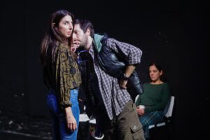 Federico Olivera Instagram - EL FONDO DE LA ESCENA
Una obra escrita y dirigida por Federico Olivera

Luego de escribir y dirigir Matar el pensamiento y Volverte a ver, el actor, director y dramaturgo, Federico Olivera, presenta El fondo de la escena, su tercer trabajo como autor y director, donde aborda el problema de la identidad y el relato familiar, indagando las imposiciones estigmatizantes que pueden eclipsar las aspiraciones personales y, al mismo tiempo, despertar el impulso de rebelión.
Actúan
@ferberco 
@fabianabrandan @fiorellacominetti
@aerolauta 
@ferperezbodria
@catapiotti
@santizapata__ 

Dramaturgia y dirección
@fedeoliveraw
Asistente de dirección
@lu.castelloni
@abrilmmarin
Producción
@fabianabrandan
Diseño de Vestuario
@solecancela
@_escenificarte_
@tienda_lamoderna
Realización de vestuario
@jorgemaselli
Diseño de escenografía
@natibyrne
@ohgaleano
Iluminación
@sendonmatias
Diseño sonoro
Edgardo Fernández
Música
@fedeoliveraw
Redes
@centralelagite
Prensa
@caroalfonso1
Foto y Video
@tupaclarriera
Diseño Gráfico
@analumerman

Sábados 19h
Teatro @elporton.desanchez
Sánchez de Bustamante 1034.

Entradas:
www.alternativateatral.com
@elfondodelaescena.laobra