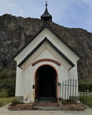 Federico Olivera Instagram - Capilla de los escaladores.
El Chalten 

@chaltensuiteshotel 

#patagoniaargentina