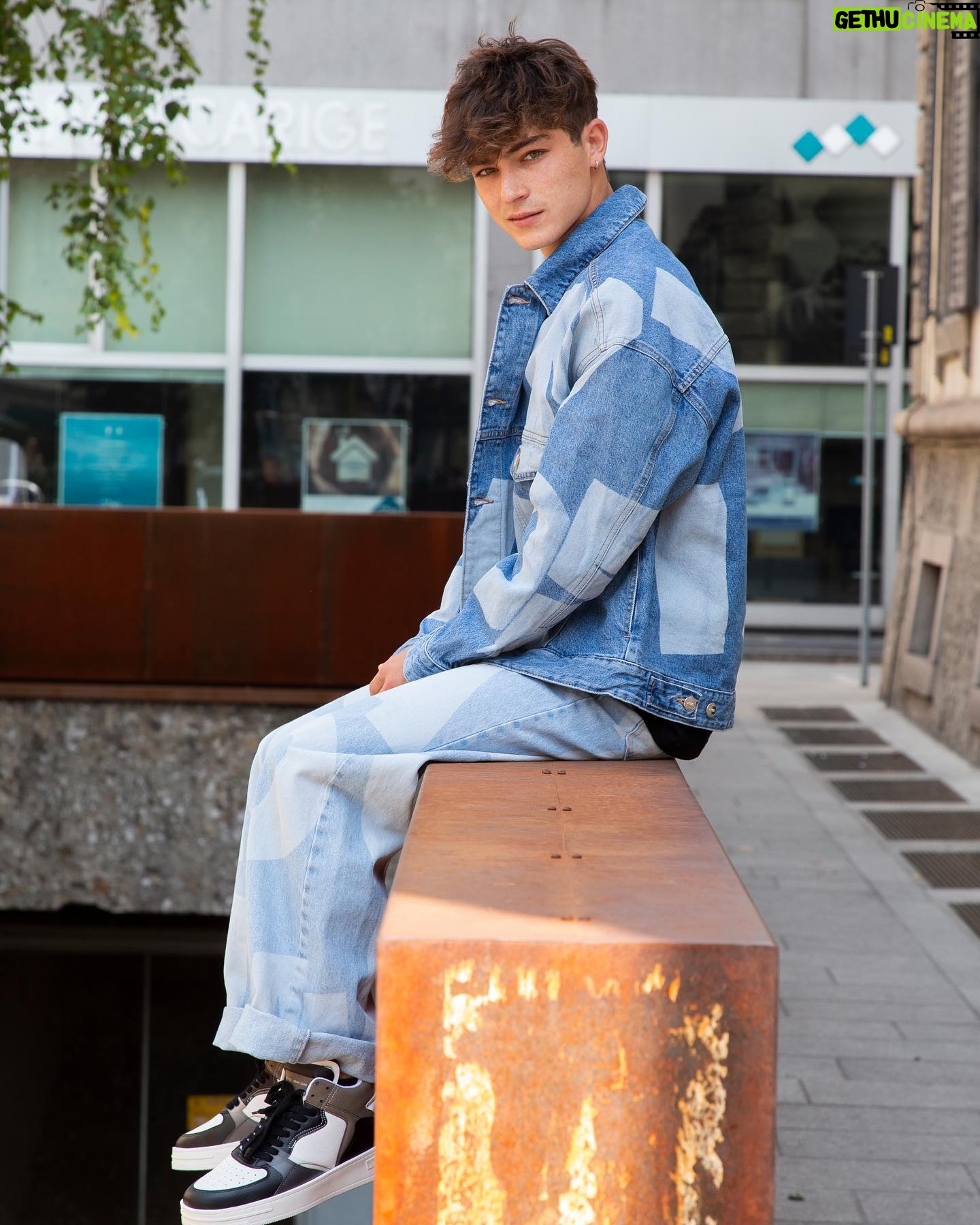 Federico Russo - 44.5K Likes - Bellissima giornata a Milano con @bershka .
#DNMLAB ti permette di personalizzare i capi Denim online e in store Bershka di Corso Vittorio Emanuele solo fino al 12 settembre a Milano! Lo consiglio, è un piacere sia da vedere che da indossare. #bershkastyle #adv