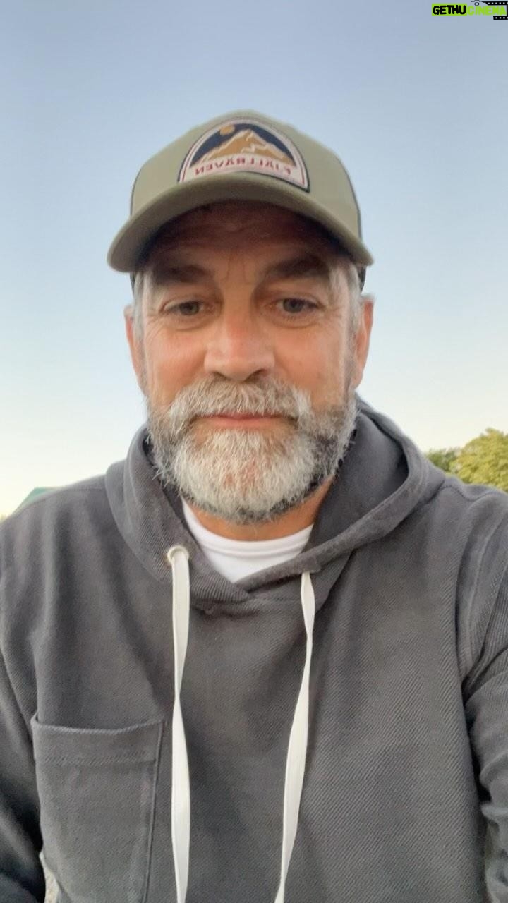 Felipe Braun - 60.1K Likes - “Acampar es desenchufarse del mundo y reconectar con la naturaleza. Es disfrutar lo simple, desde armar la carpa hasta cocinar al aire libre. Noches de silencio y estrellas, días explorando, y esa sensación única de libertad. Camping: simple, real y necesario. 🌲🏕️ #AventuraNatural #LibertadYTranquilidad”