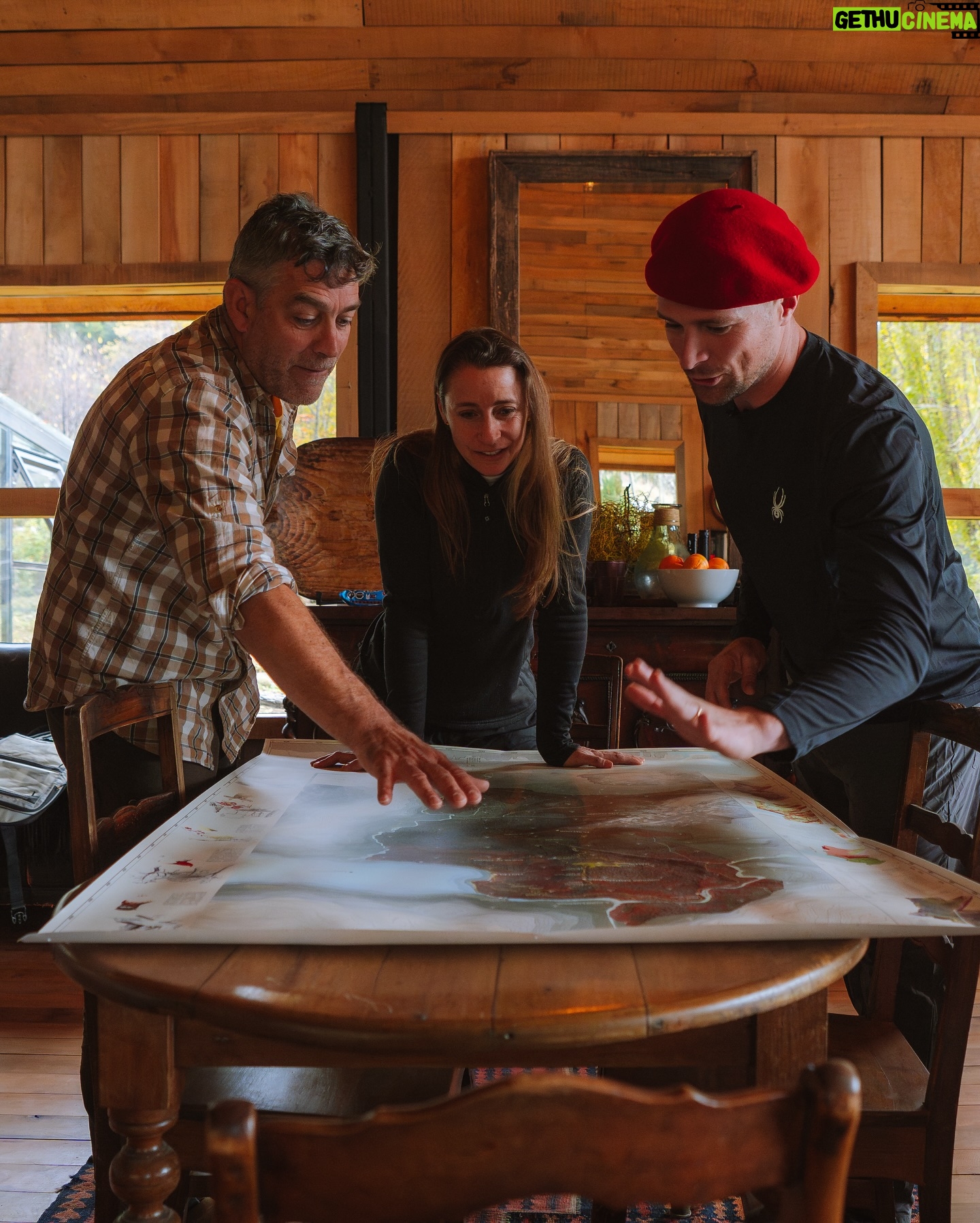 Felipe Braun - 7.3K Likes - Hace algunas semanas estuvimos grabando en Casa Patagonia, Lago Caro, con @isidora.cabezonpapic y Felipe Piriz
Este lugar se encuentra rodeado por el Mallín, que en lengua mapuche significa “área inundada o bajo donde se acumula el agua”. Y así es precisamente como lo conocimos, acompañado de unos bosques frondosos llenos de fauna y fungi, con cascadas y caminatas que nos dejaron enamorados de este lugar.
Ya pronto podrán saber mucho más en #SobrelaTierra por @canal_13c
No se lo pierdan!! 21 de julio a las 15.30 🙌🏽
📸 @iamgessyg
.
.
.
#felipebraun #naturalezachile #patagonia #casapatagonia #surdechile
