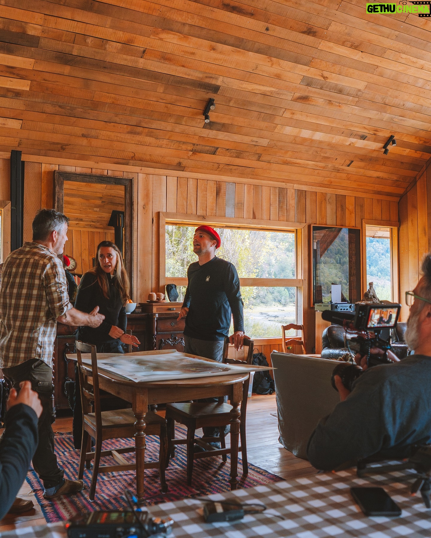 Felipe Braun - 7.3K Likes - Hace algunas semanas estuvimos grabando en Casa Patagonia, Lago Caro, con @isidora.cabezonpapic y Felipe Piriz
Este lugar se encuentra rodeado por el Mallín, que en lengua mapuche significa “área inundada o bajo donde se acumula el agua”. Y así es precisamente como lo conocimos, acompañado de unos bosques frondosos llenos de fauna y fungi, con cascadas y caminatas que nos dejaron enamorados de este lugar.
Ya pronto podrán saber mucho más en #SobrelaTierra por @canal_13c
No se lo pierdan!! 21 de julio a las 15.30 🙌🏽
📸 @iamgessyg
.
.
.
#felipebraun #naturalezachile #patagonia #casapatagonia #surdechile