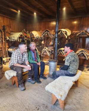 Felipe Braun Instagram - Aquí les dejo otro detrás de cámaras de lo que veremos en Sobre la Tierra🌱
En la primera foto estamos con Ricardo Astorga conversando unos mates junto a Mirko en @estancia.cerroguido 

Mirko no dejó de sorprendernos ni por un segundo! Pero no les quiero contar mucho ahora, porque las historias que nos contó es mejor que las escuchen de su propia voz.
Se viene se viene!! #SobrelaTierra
.
.
.
#canal13c #trekkingchile #rutaschile #sur #patagonia #patagoniachile