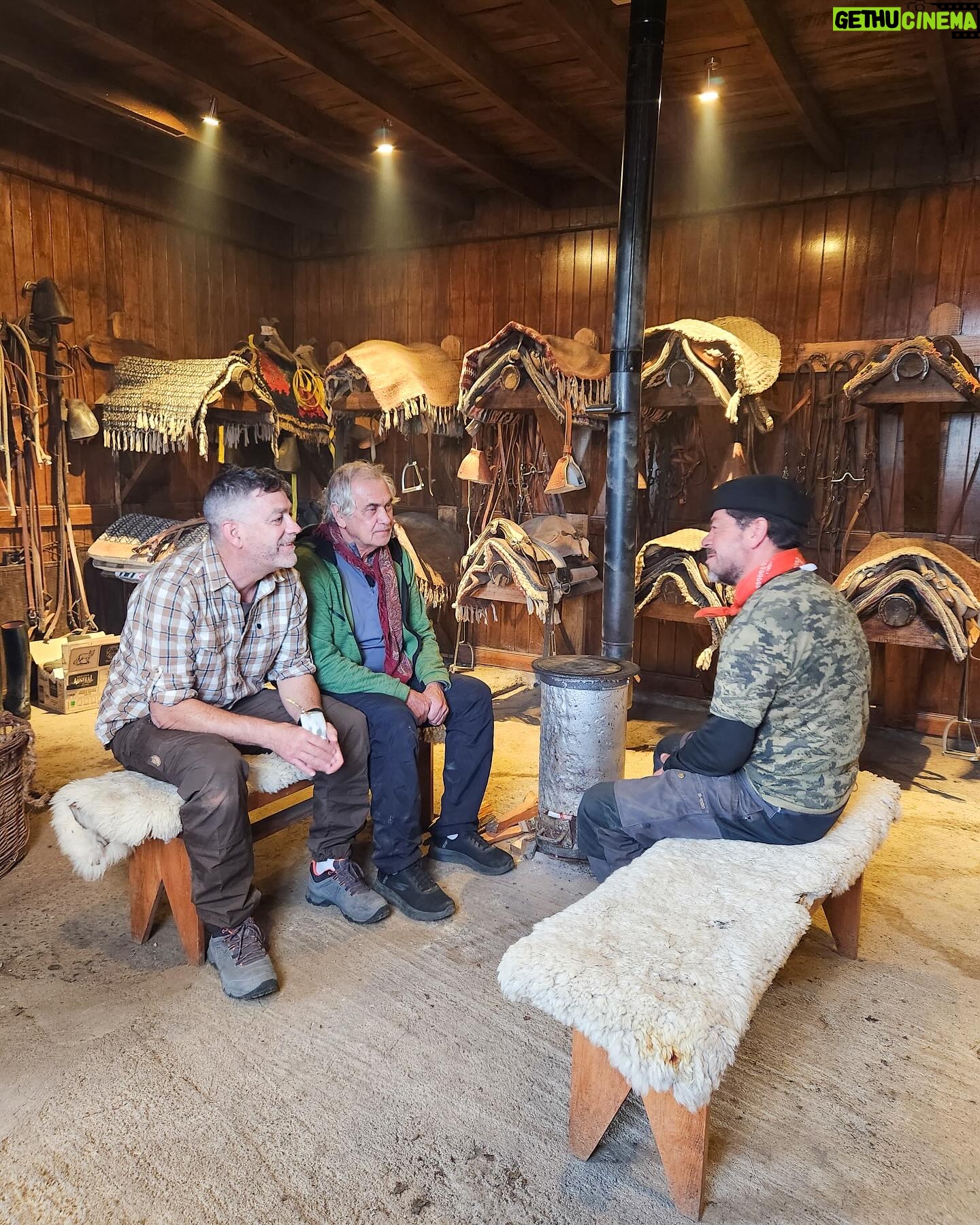 Felipe Braun - 2.6K Likes - Aquí les dejo otro detrás de cámaras de lo que veremos en Sobre la Tierra🌱
En la primera foto estamos con Ricardo Astorga conversando unos mates junto a Mirko en @estancia.cerroguido
Mirko no dejó de sorprendernos ni por un segundo! Pero no les quiero contar mucho ahora, porque las historias que nos contó es mejor que las escuchen de su propia voz.
Se viene se viene!! #SobrelaTierra
.
.
.
#canal13c #trekkingchile #rutaschile #sur #patagonia #patagoniachile