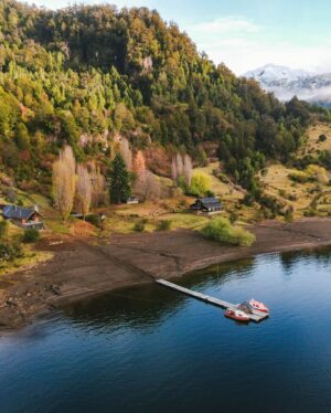 Felipe Braun Instagram - Hace algunas semanas estuvimos grabando en Casa Patagonia, Lago Caro, con @isidora.cabezonpapic y Felipe Piriz

Este lugar se encuentra rodeado por el Mallín, que en lengua mapuche significa “área inundada o bajo donde se acumula el agua”. Y así es precisamente como lo conocimos, acompañado de unos bosques frondosos llenos de fauna y fungi, con cascadas y caminatas que nos dejaron enamorados de este lugar.

Ya pronto podrán saber mucho más en #SobrelaTierra por @canal_13c 
No se lo pierdan!! 21 de julio a las 15.30 🙌🏽
📸 @iamgessyg 
.
.
.
#felipebraun #naturalezachile #patagonia #casapatagonia #surdechile