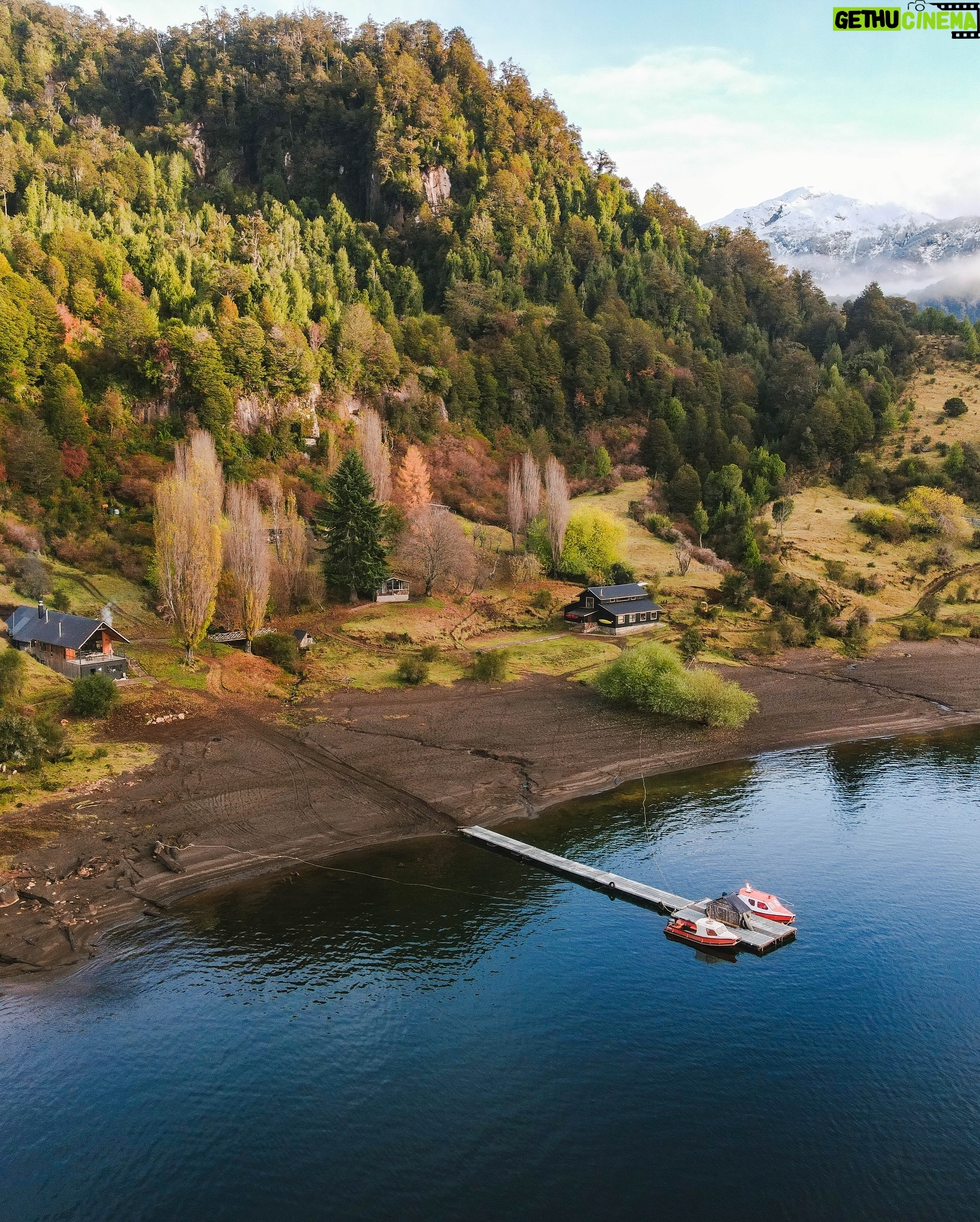 Felipe Braun - 7.3K Likes - Hace algunas semanas estuvimos grabando en Casa Patagonia, Lago Caro, con @isidora.cabezonpapic y Felipe Piriz
Este lugar se encuentra rodeado por el Mallín, que en lengua mapuche significa “área inundada o bajo donde se acumula el agua”. Y así es precisamente como lo conocimos, acompañado de unos bosques frondosos llenos de fauna y fungi, con cascadas y caminatas que nos dejaron enamorados de este lugar.
Ya pronto podrán saber mucho más en #SobrelaTierra por @canal_13c
No se lo pierdan!! 21 de julio a las 15.30 🙌🏽
📸 @iamgessyg
.
.
.
#felipebraun #naturalezachile #patagonia #casapatagonia #surdechile