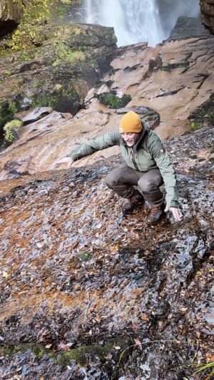Felipe Braun Instagram - ¿Y ustedes surfean las rocas?
Está increíble destreza la aprendí en una de las cascadas que rodean Casa Patagonia para #SobrelaTierra
Hicimos un largo trekking para llegar a las turberas que les mostré ayer, pero antes hicimos una parada aquí para disfrutar del agua fresca y estas desafiantes rocas 💪🏼
¿Qué les parece?
Los leo!!!
.
.
.
#sobrelatierra #felipebraun #canal13c #trekkingchile #naturalezachile #surdechile @fjallravenchile @garmin_chile