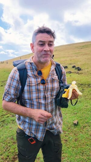 Felipe Braun Instagram - ¿Conocían esta tradición Rapanui? 
Qué maravilla encontrarse con estos platanitos en la ruta! Luego de varios kilómetros junto a Neru de @exploratravel y @rgborago encontrarnos con esto muy una delicia!!!
¿Qué les parece? ¿Dejarían alimentos para los caminantes que vengan después?
Los leo!!! 
#sobrelatierra #canal13c #felipebraun 
.
.
.
#trekkingchile #naturalezachile #rapanui #isladepascua @garmin_chile