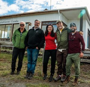 Felipe Braun Instagram - Por fin ya puedo contarles en qué hemos estado trabajando!! 
Sobre la Tierra llegará a @canal_13c a fines de Julio para invitarlos a recorrer lugares de naturaleza que nos impactaron y donde caminamos diversas rutas con invitados de lujo!

Así que aquí les presento a parte del equipo y les cuento como primicia que tuvimos el privilegio de compartir con @ricardoastorgam y sus mil historias.
También compartimos con Sebastián de @estancia.cerroguido donde nos recibieron con mucho cariño en este lugar tan inspirador.

Ha sido un trabajo hermoso y desafiante, estamos ansiosos de mostrarles todo lo que hemos preparado!
@beacostaa 
@diegofuentesch 
#SobrelaTierra 
.
.
.
#felipebraun #canal13c #naturalezachile #trekkingchile