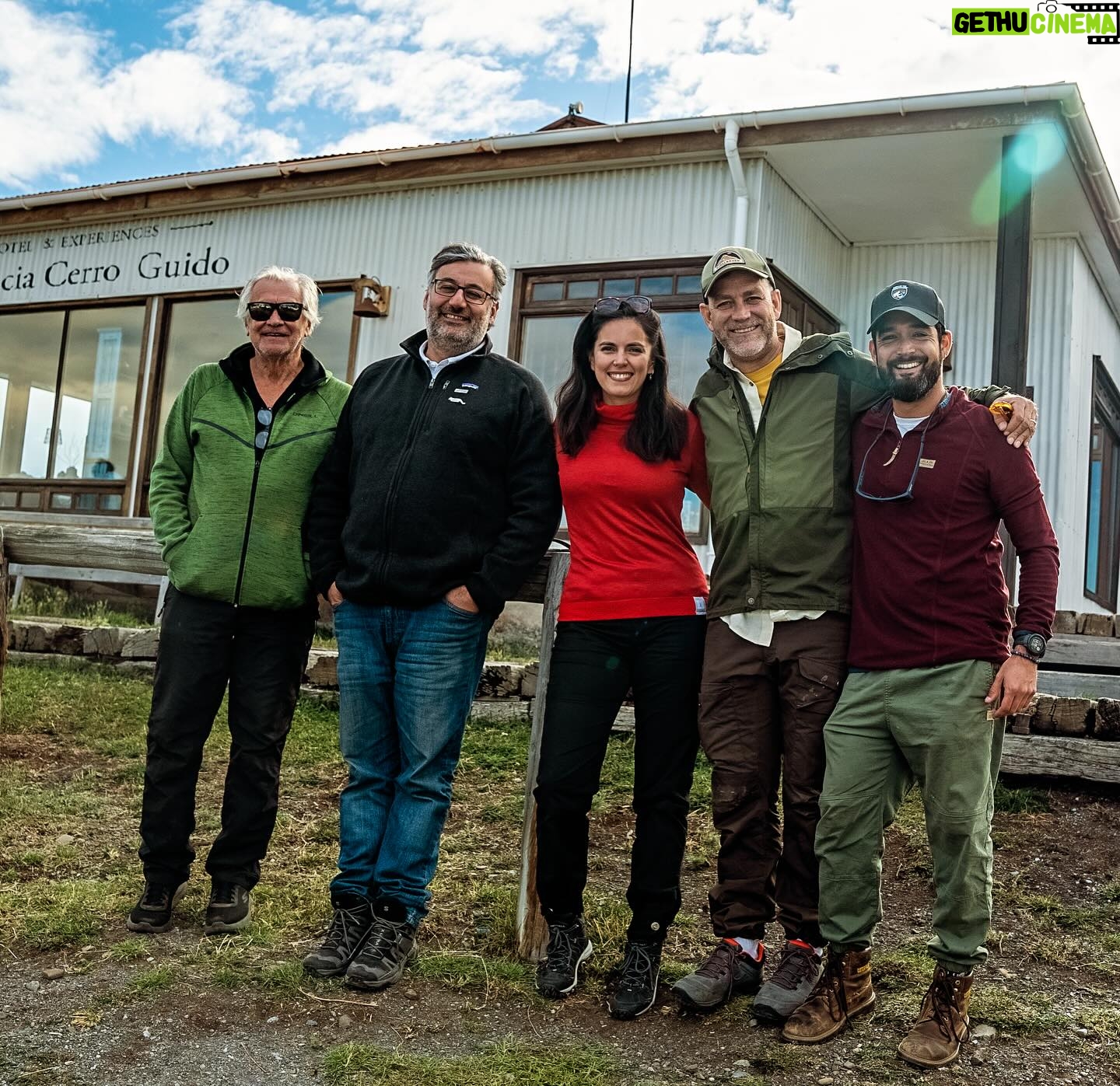 Felipe Braun - 2.8K Likes - Por fin ya puedo contarles en qué hemos estado trabajando!!
Sobre la Tierra llegará a @canal_13c a fines de Julio para invitarlos a recorrer lugares de naturaleza que nos impactaron y donde caminamos diversas rutas con invitados de lujo!
Así que aquí les presento a parte del equipo y les cuento como primicia que tuvimos el privilegio de compartir con @ricardoastorgam y sus mil historias.
También compartimos con Sebastián de @estancia.cerroguido donde nos recibieron con mucho cariño en este lugar tan inspirador.
Ha sido un trabajo hermoso y desafiante, estamos ansiosos de mostrarles todo lo que hemos preparado!
@beacostaa
@diegofuentesch
#SobrelaTierra
.
.
.
#felipebraun #canal13c #naturalezachile #trekkingchile