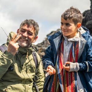 Felipe Braun Instagram - Hace algunas semanas con mi hijo menor realizamos una caminata a los pies del imponente volcán Villarrica. Durante nuestra exploración vimos  rocas volcánicas, descubrimos animalitos, bichitos y también aprendimos mucho de la vegetación que crece en el lugar.

En esta aventura pude confirmar nuevamente lo importante que es que los niños tengan acceso a la naturaleza, así no solo fomentamos su aprecio y respeto por el medio ambiente, sino que también enriquecemos su desarrollo emocional y cognitivo.

Salgamos a los parques!! Y en la ciudad, aprovechemos las plazas! La naturaleza puede estar en muchos lugares 

Foto de la gran @beatrizschneiders
.
.
.

#villarrica #volcan #trecking #photography