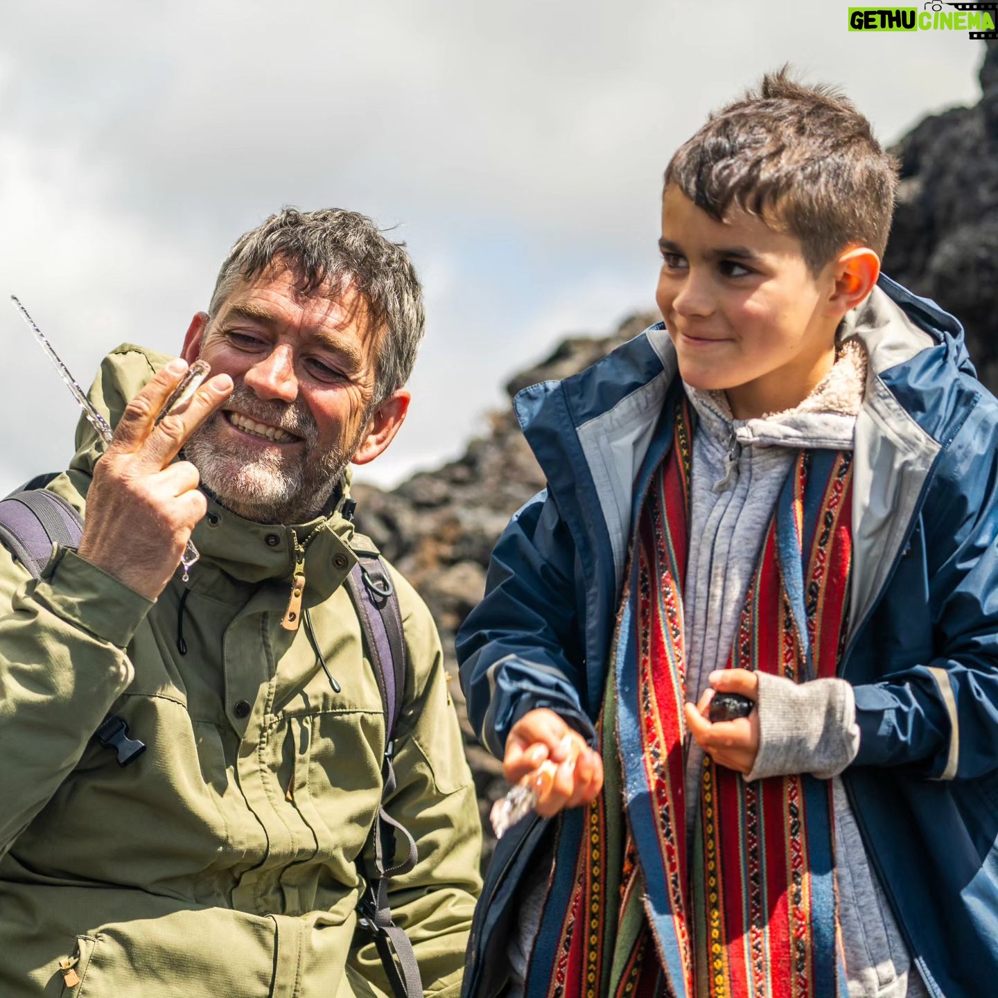 Felipe Braun - 3.1K Likes - Hace algunas semanas con mi hijo menor realizamos una caminata a los pies del imponente volcán Villarrica. Durante nuestra exploración vimos rocas volcánicas, descubrimos animalitos, bichitos y también aprendimos mucho de la vegetación que crece en el lugar.
En esta aventura pude confirmar nuevamente lo importante que es que los niños tengan acceso a la naturaleza, así no solo fomentamos su aprecio y respeto por el medio ambiente, sino que también enriquecemos su desarrollo emocional y cognitivo.
Salgamos a los parques!! Y en la ciudad, aprovechemos las plazas! La naturaleza puede estar en muchos lugares
Foto de la gran @beatrizschneiders
.
.
.
#villarrica #volcan #trecking #photography