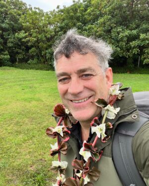 Felipe Braun Instagram - Llegué por primera vez a hacer #Iorana hace 30 años y nunca he dejado de emocionarme. Amo esta isla, pero por sobre todo a su gente #rapanui @exploratravel.