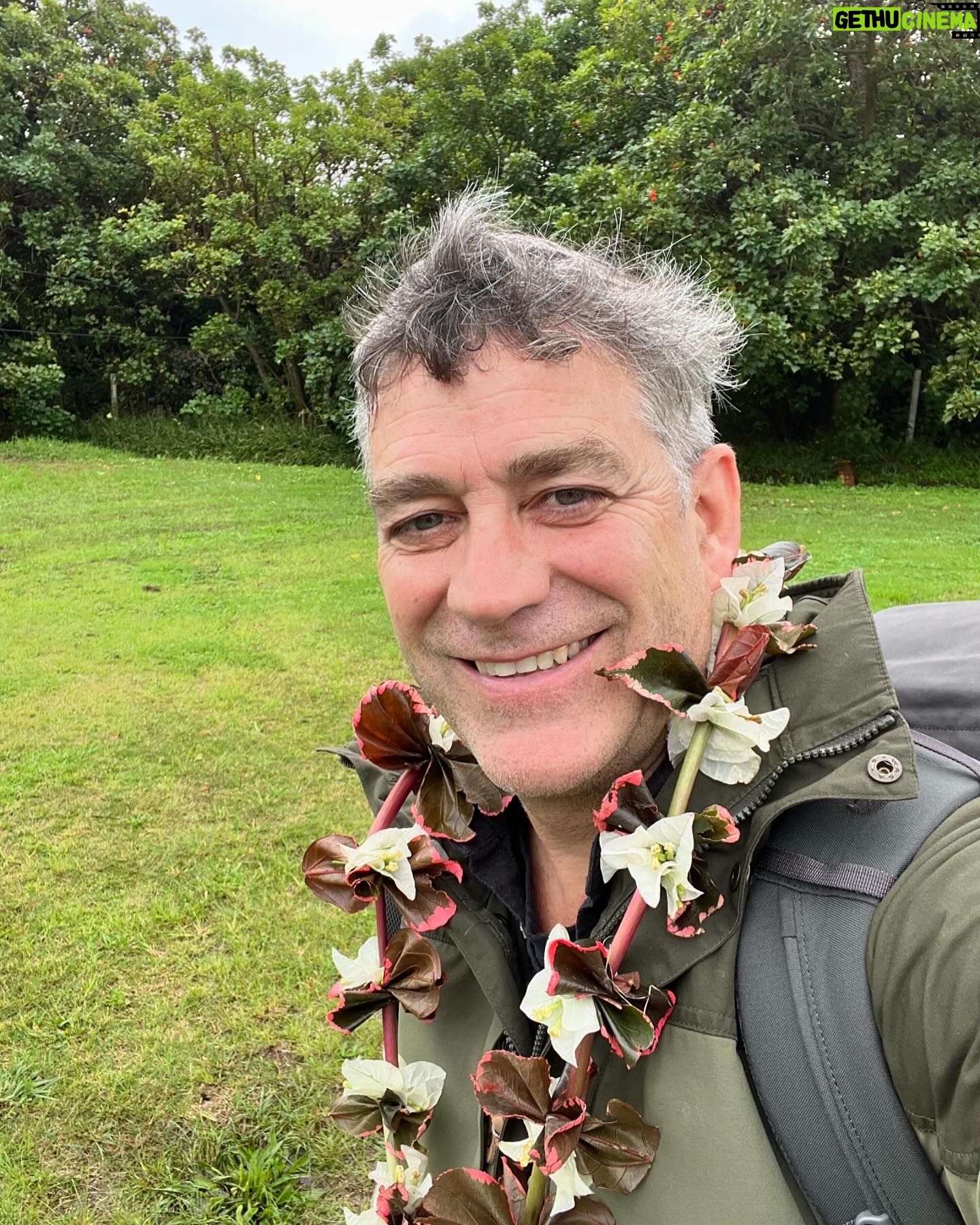 Felipe Braun - 5.8K Likes - Llegué por primera vez a hacer #Iorana hace 30 años y nunca he dejado de emocionarme. Amo esta isla, pero por sobre todo a su gente #rapanui @exploratravel.