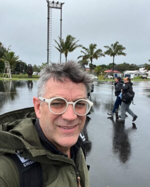 Felipe Braun Instagram - Llegué por primera vez a hacer #Iorana hace 30 años y nunca he dejado de emocionarme. Amo esta isla, pero por sobre todo a su gente #rapanui @exploratravel.