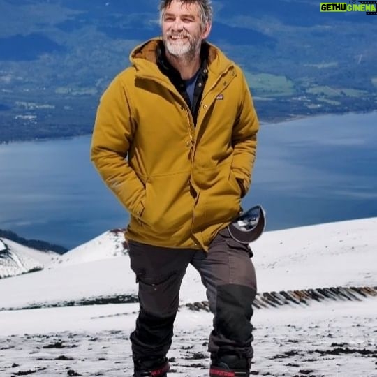 Felipe Braun - 2.5K Likes - A lo largo de los últimos 200 mil años, el Volcán Osorno se ha ido formando entre el lago Todos los Santos y el lago Llanquihue, hacia donde fluye el río Blanco-Las Cascadas que nace desde sus faldas.
En su cima, hay un glaciar milenario y un cráter de casi 300 metros!! y aunque tuvo al menos diez erupciones importantes en los siglos XVIII y XIX, ha permanecido dormido por más de un siglo y medio...
Tengo la fortuna de vivir muy cerca y asombrarme en cada visita 🙌🏔
¿Y ustedes lo conocen?
Los leo!!
.
.
.
#volcano #chile #surdechile #drone #mavicpro #nieve #snow