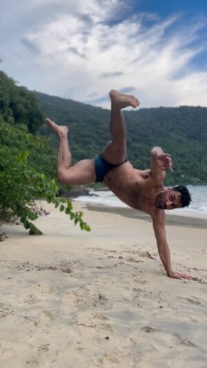 Felipe Contreras Instagram - Cuando chico bailé capoeira un tiempiño y me encantaba !! 
Hoy ya estamos más oxidados 😂pero la actitud y el goce están intactos que es lo importante! 
Jugamos igual en estas playas maravillosas !! 😜😝😉✌️🇧🇷💚 
.
.
#brasil #capoera #praia #verão #vacaciones