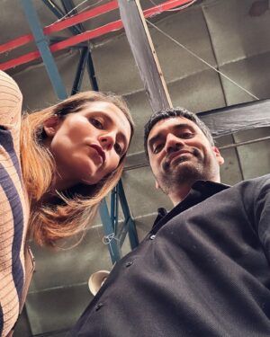 Felipe Contreras Instagram - Que rico es trabajar con estos hermosos seres de compañeros !! 🫶💛
.
.
.
.
Seguimos grabando @juegodeilusiones.tv 🌟
¿La están viendo? 
.
.
@teleseries_mega