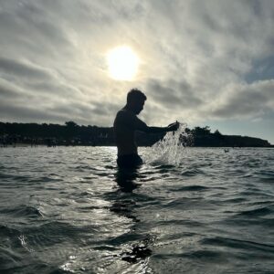 Felipe Contreras Instagram - El Agua… que siempre llega a la conclusión de que nada, jamás, debe concluir. Por eso fluye, incesantemente, desde su destino a su origen, hasta que ignora dónde empieza y dónde acaba, para que todo pueda volver a comenzar. ♾️